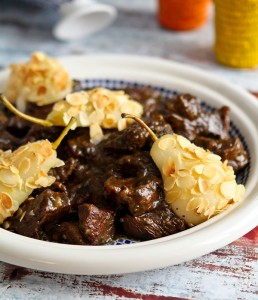 طاجن اللحم بالإجاص واللوز