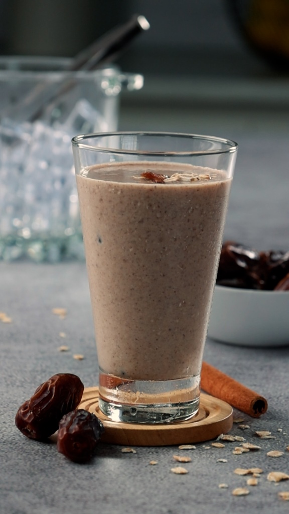 سموذي التمر والقرفة بالفيديو