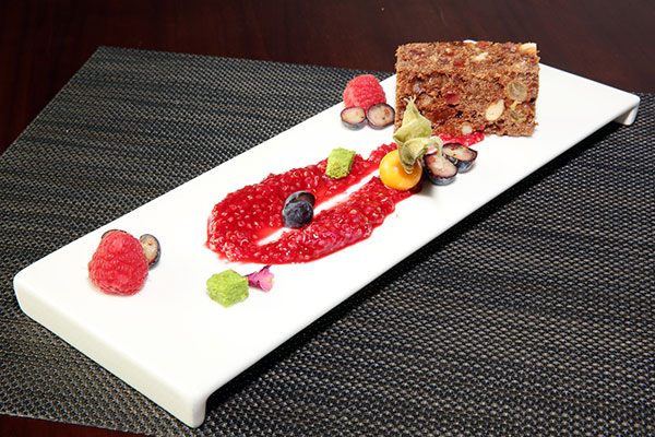 كيك التوت والمكسرات مع كومبوت الكينوا اللذيذ والمبتكر