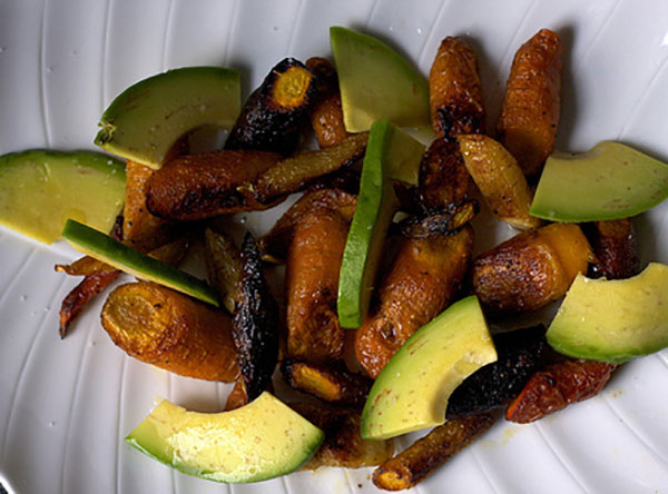 سلطة الجزر المشوي مع الأفوكادو للرجيم