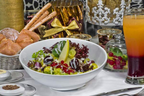 سلطة الخسّ مع الجوز