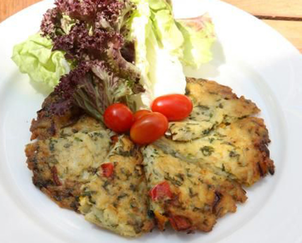 عجّة البطاطس الشهية ساخنة أو باردة