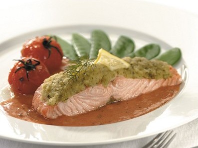 السالمون مع الطماطم وصلصة الحبق