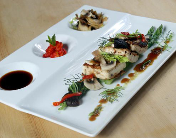 جرّبي التوفو المشوي وزيّنيه بالهليون