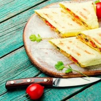 سندويشات بخبز التورتيلا والموزاريلا