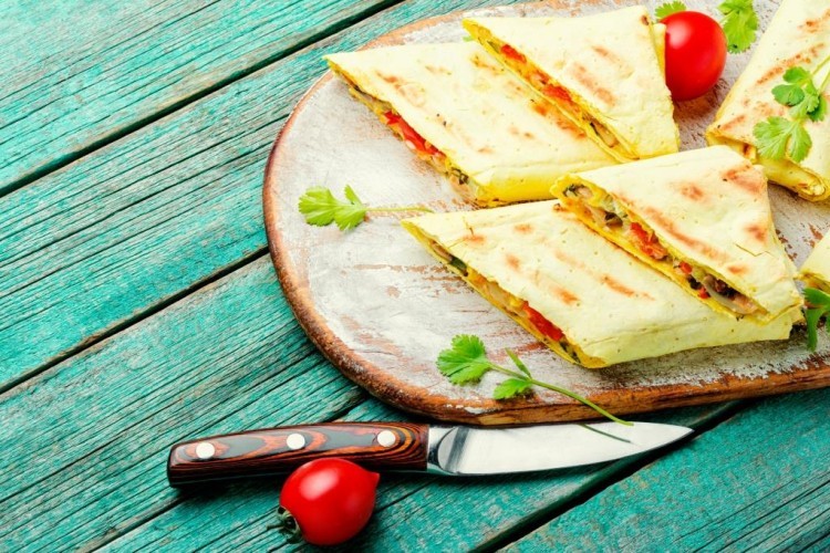 سندويشات بخبز التورتيلا والموزاريلا