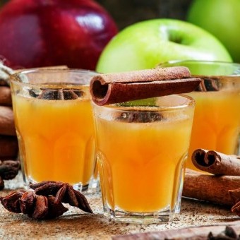 شراب التفاح والقرفة الدافئ