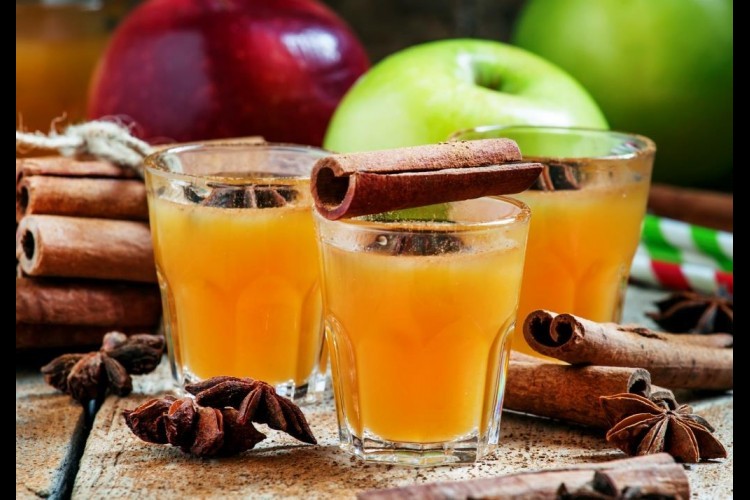 شراب التفاح والقرفة الدافئ