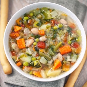 شوربة خضار بسيطة بالزبدة