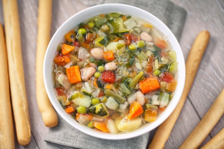 شوربة خضار بسيطة بالزبدة
