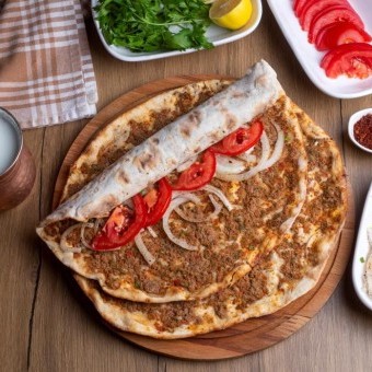 صفيحة اللحم بالصنوبر على الطريقة الشامية