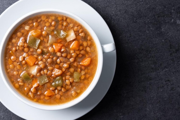 شوربة العدس بالبطاطس والجزر