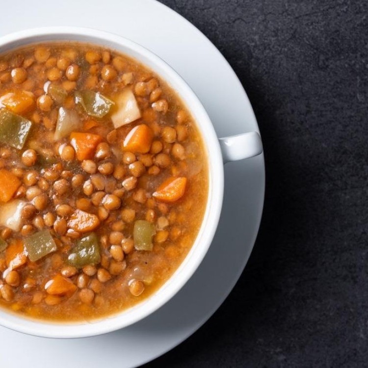 شوربة العدس بالبطاطس والجزر