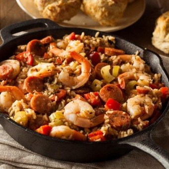 طاجن الجمبري مع الأرز والأعشاب