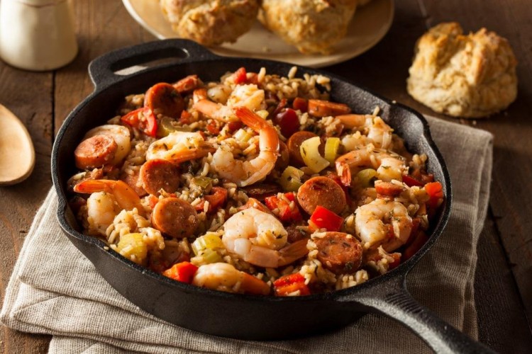 طاجن الجمبري مع الأرز والأعشاب