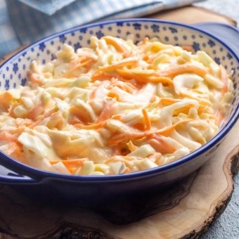 سلطة الملفوف والجزر بالمايونيز