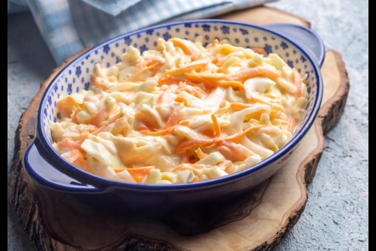 سلطة الملفوف والجزر بالمايونيز