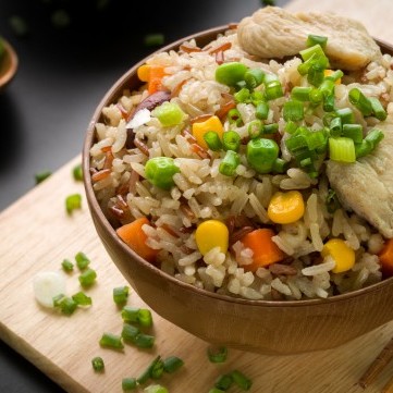 أرز مقلي بالدجاج والخضار