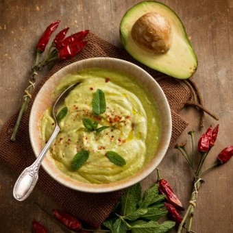 متبل الأفوكادو بالطحينة والزبادي