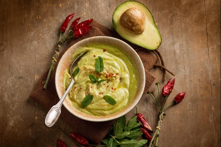 متبل الأفوكادو بالطحينة والزبادي