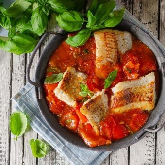 فيليه السمك الأبيض بصوص الطماطم الحارة