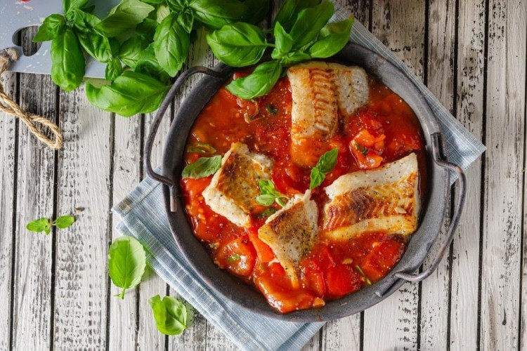 فيليه السمك الأبيض بصوص الطماطم الحارة