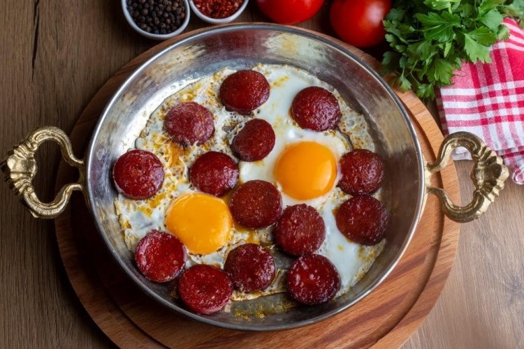 البيض بالسجق والبصل للفطور
