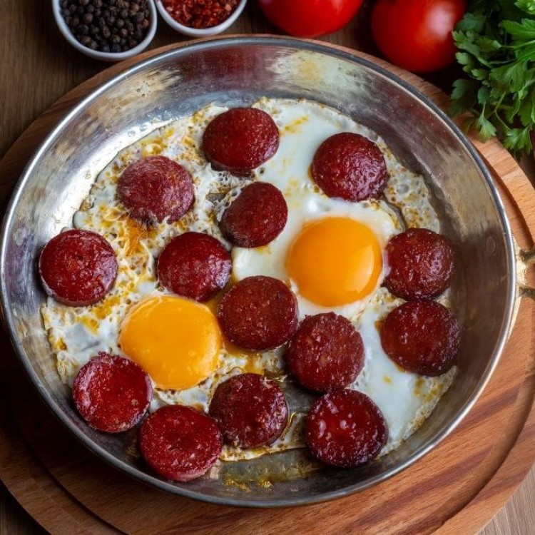 البيض بالسجق والبصل للفطور