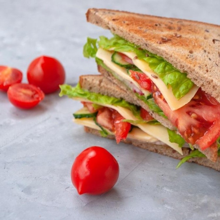 سندوتش جبنة رومي بالخضار