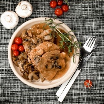 اللحم بالصوص البني والفطر