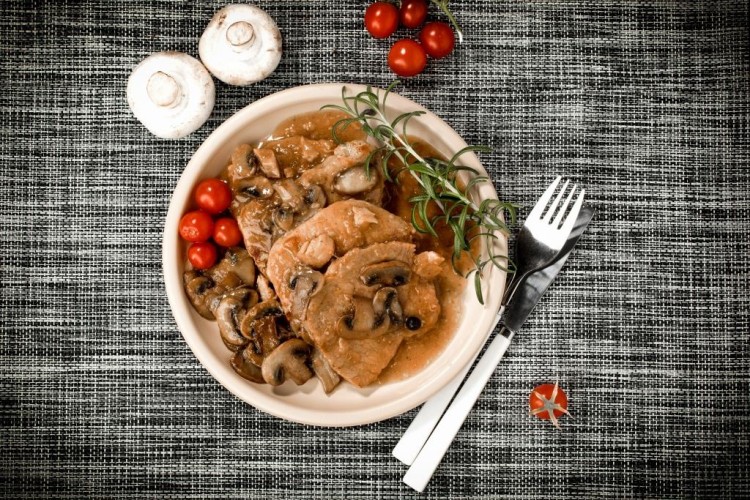 اللحم بالصوص البني والفطر