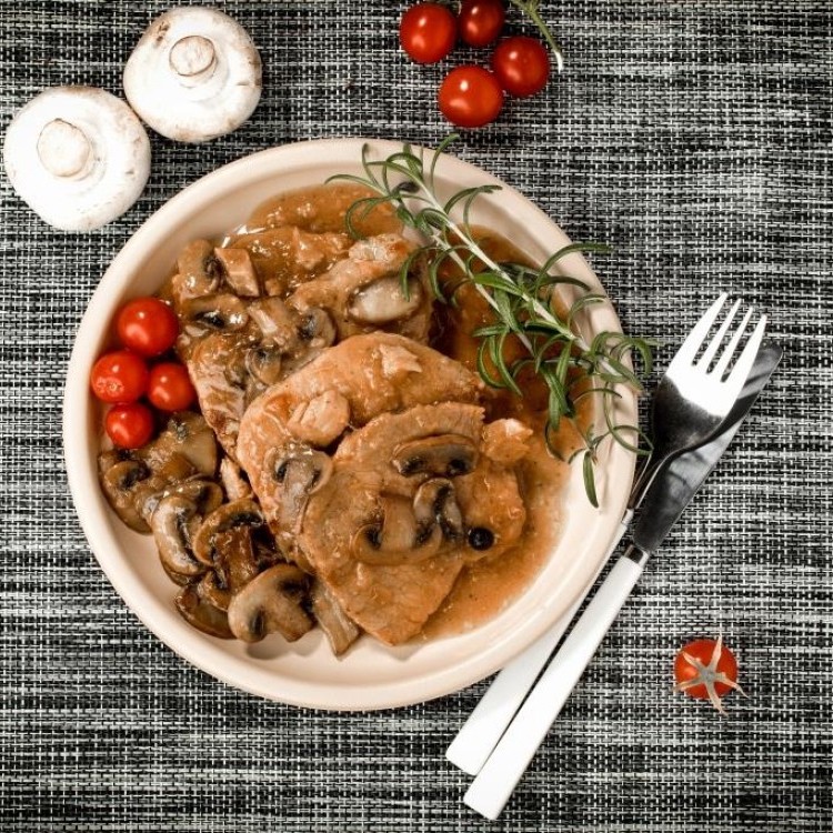 اللحم بالصوص البني والفطر