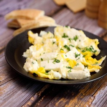 بيض مقلي مع الأجبان للفطور بالفيديو