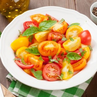 سلطة الطماطم الملونة بالريحان وزيت الزيتون