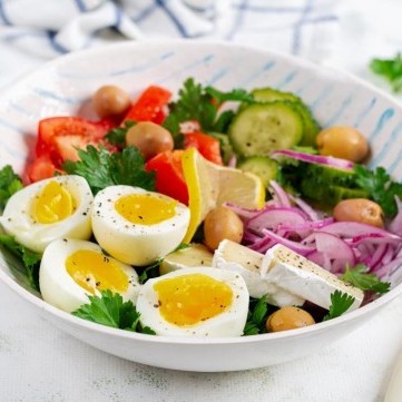 سلطة البيض المسلوق الغنية بالبروتين للسحور
