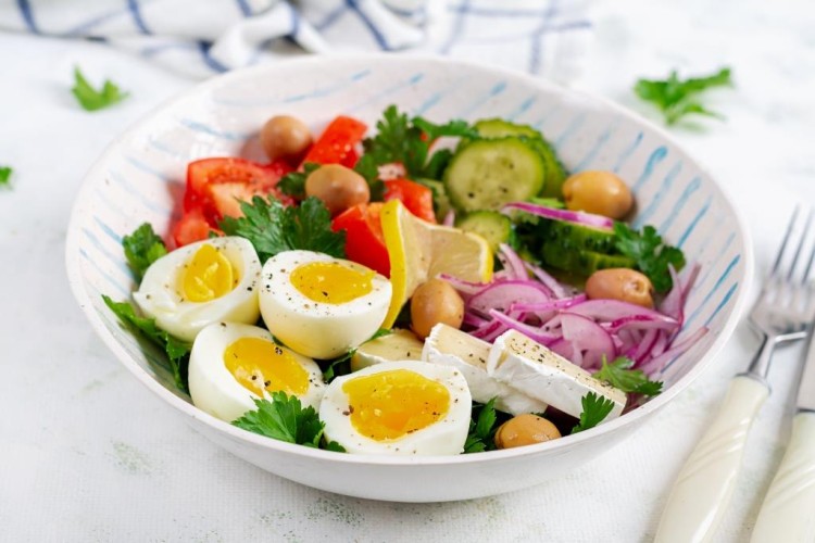 سلطة البيض المسلوق الغنية بالبروتين للسحور