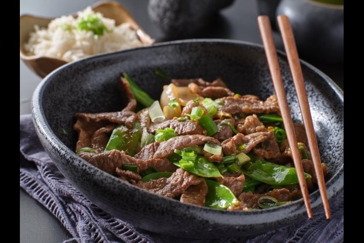 اللحم بالصوص الحار الآسيوي