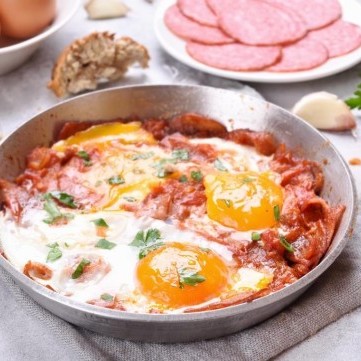 البيض بالبسطرمة