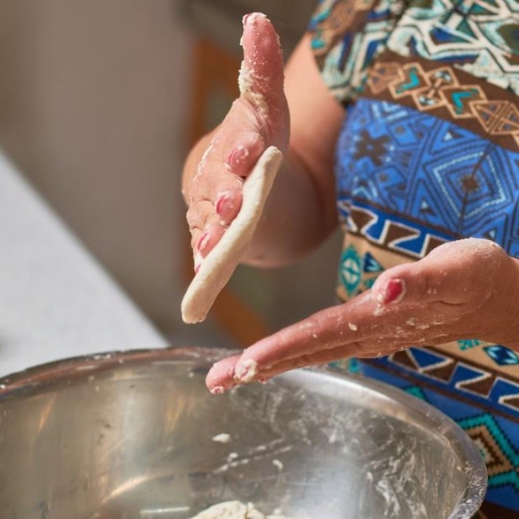 أسباب التصاق العجينة باليد