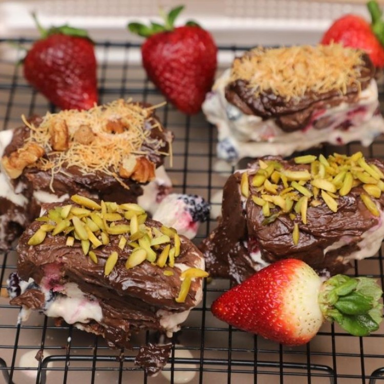 ألواح الطاقة بالتوت والتمر بالفيديو