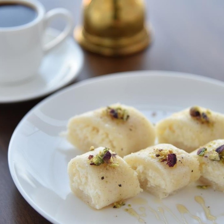 حلاوة الجبن بالموزاريلا والفستق