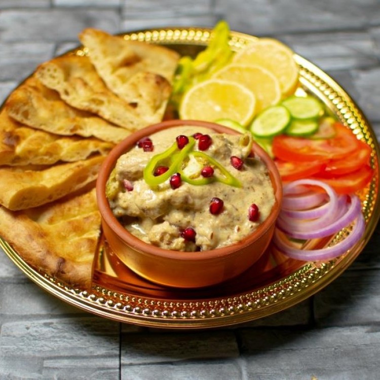 سلطة بابا غنوج بالرمان والليمون