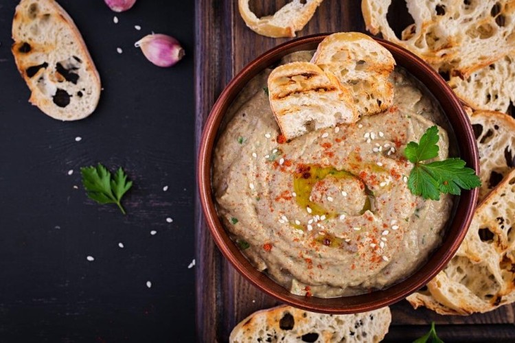 بابا غنوج مدخن