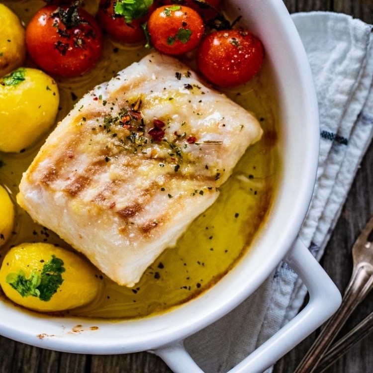 صينية سمك مشوي بزيت الزيتون