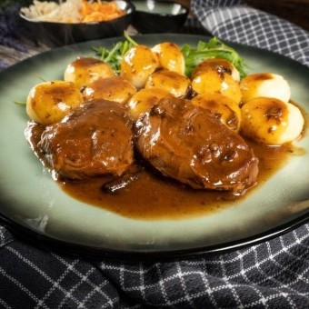 ستيك اللحم بالصوص البني