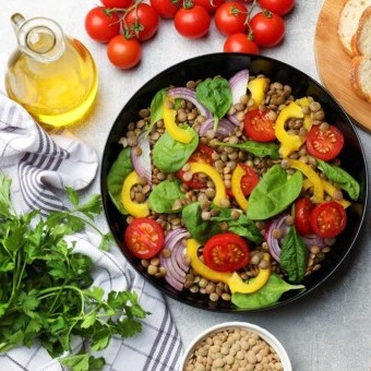 سلطة العدس والخضروات قليلة السعرات