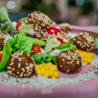 سلطة فلافل القرنبيط المشوي