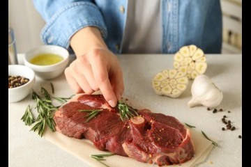 أفضل طرق لتتبيل اللحوم لمذاق مميز