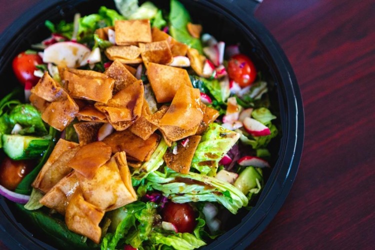 سلطة الفتوش بالخبز المحمص