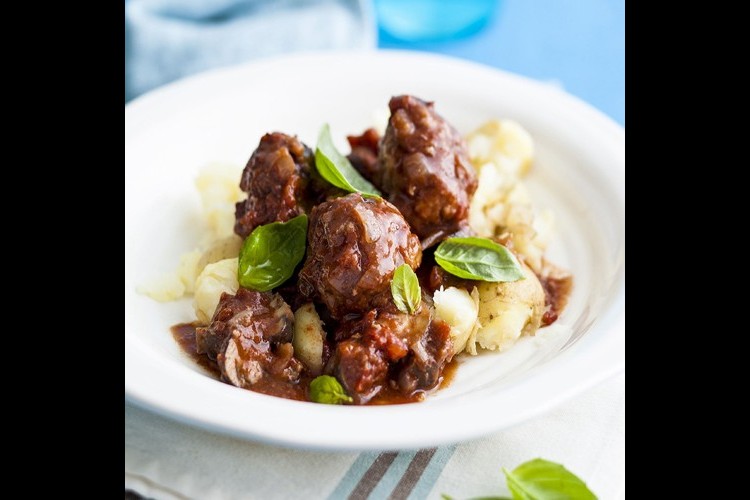 كرات اللحم مع الصلصة الحمراء والبطاطس للرجيم